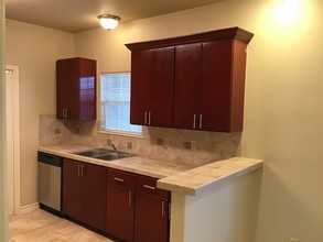 710 Alta Vista Dr-Unit -113 in Laredo, TX - Building Photo - Building Photo