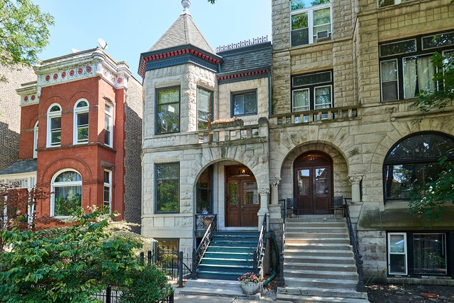 property at 1049 N Hoyne Ave