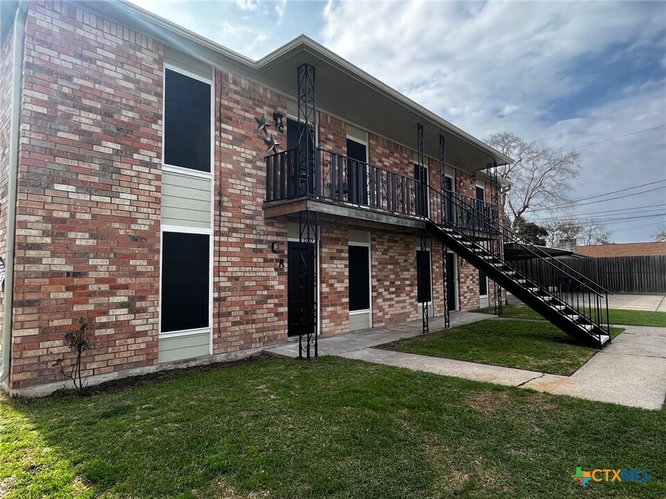 905 Simpson Rd in Victoria, TX - Foto de edificio