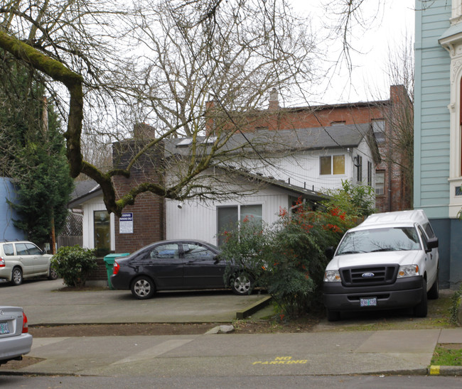 2124-2126 NW Hoyt St in Portland, OR - Building Photo - Building Photo