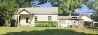 1664 Poplar Rd in Newnan, GA - Building Photo