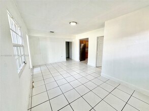 1278 NW 44th St in Miami, FL - Building Photo - Building Photo