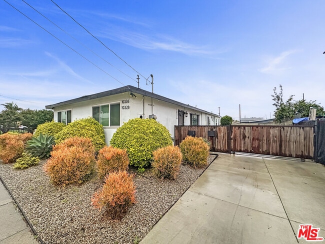 10328 Firmona Ave in Lennox, CA - Building Photo - Building Photo