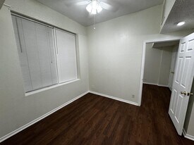103 E Central Ave in Miami, OK - Building Photo