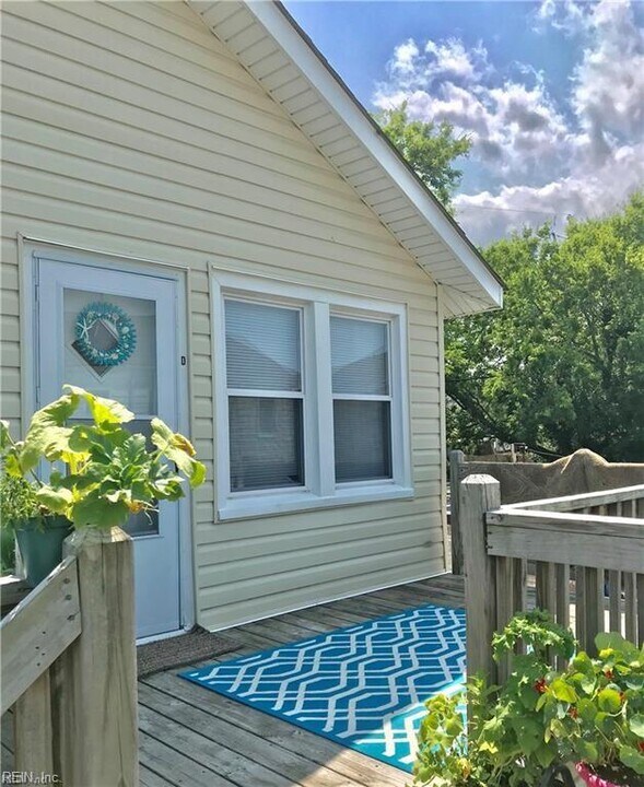 9647 Grove Ave in Norfolk, VA - Building Photo
