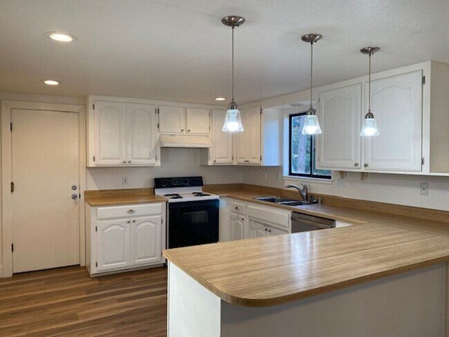 11004 Meyer Way in Grass Valley, CA - Building Photo - Building Photo