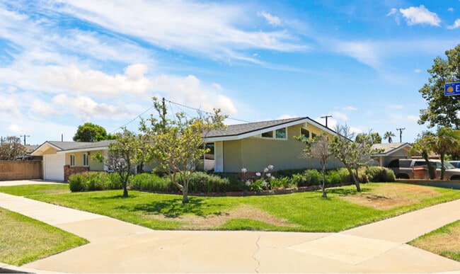 526 N Emerald Dr in Orange, CA - Building Photo - Building Photo