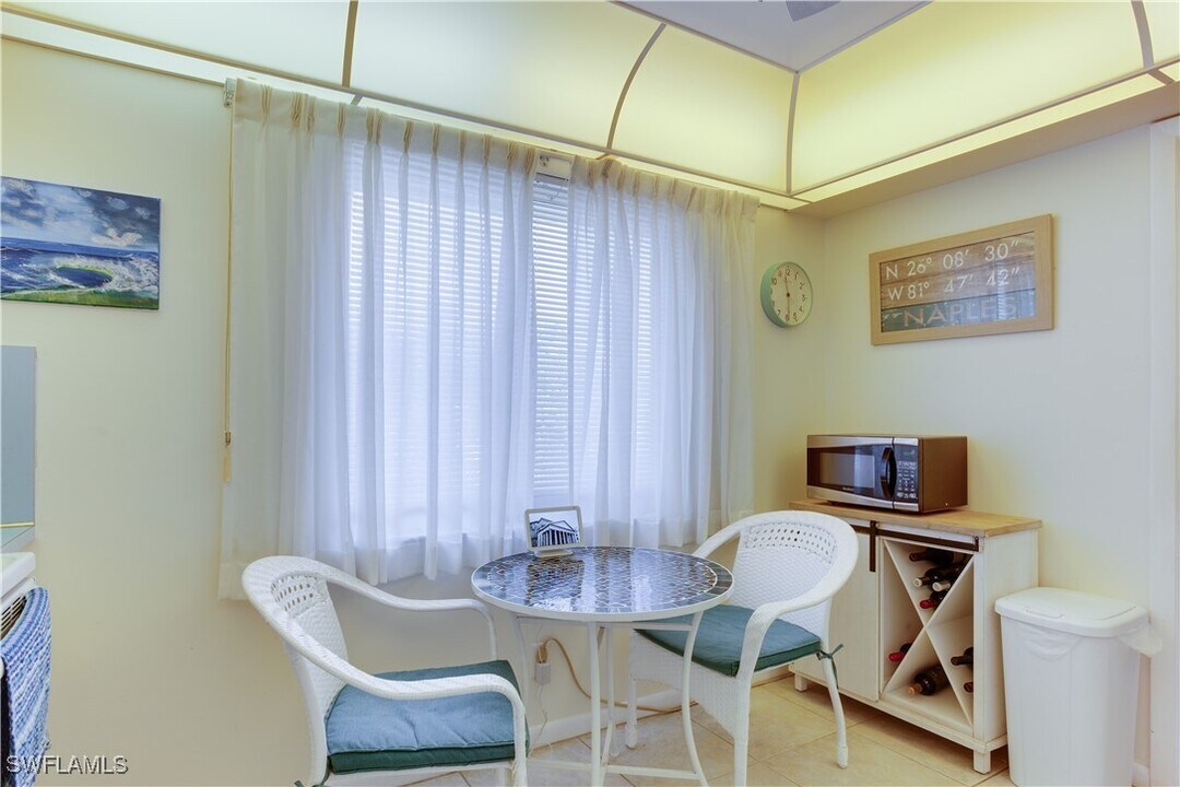 385 Palm Dr in Naples, FL - Foto de edificio