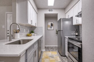 The Meadows in Garland, TX - Building Photo - Building Photo