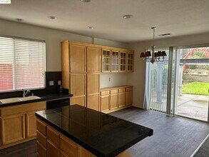 1843 Crown Peak Way in Antioch, CA - Foto de edificio - Building Photo