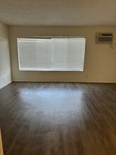 Balboa Grande Apartments in Granada Hills, CA - Foto de edificio - Building Photo