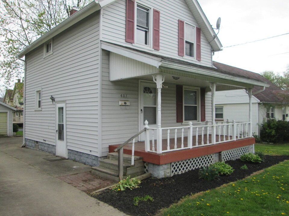 407 Churchill Rd in Girard, OH - Building Photo