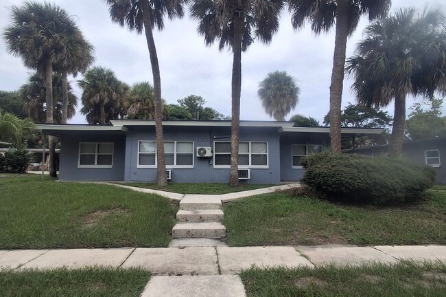1019 Chipola Rd in Fort Pierce, FL - Foto de edificio - Building Photo