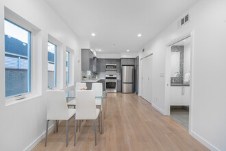 10706 Camarillo St, Unit 10706 in North Hollywood, CA - Foto de edificio - Building Photo