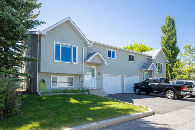 101-405 Fairway Ln NW in High River, AB - Building Photo - Building Photo