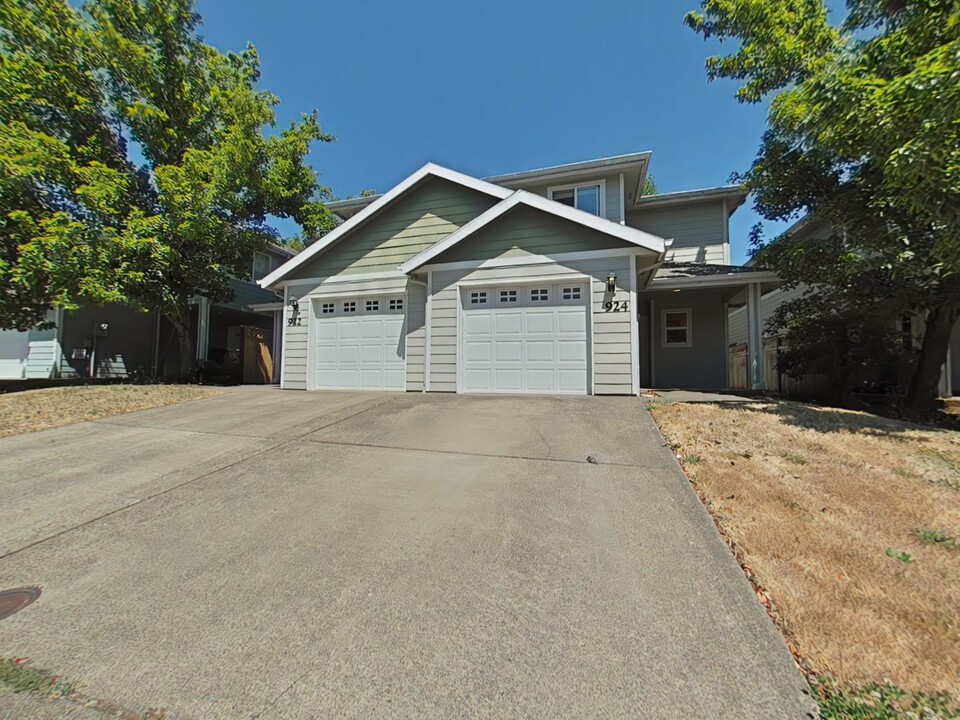 924 NW Anjni Cir in Corvallis, OR - Foto de edificio