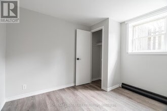 24 Brookside St in London, ON - Building Photo - Building Photo