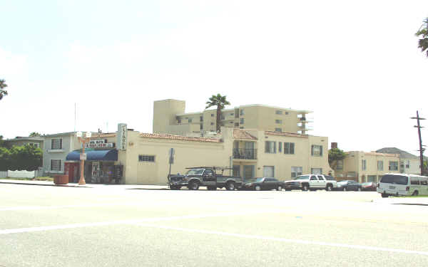 104 Avenue A in Redondo Beach, CA - Building Photo