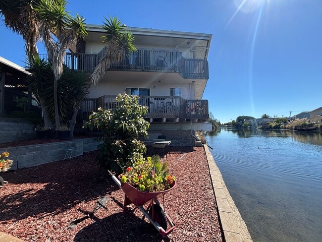 867 Walnut St in Alameda, CA - Foto de edificio - Building Photo