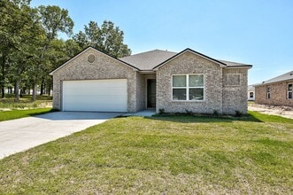 504 Old Hickory Ln in Perkins, OK - Building Photo - Building Photo