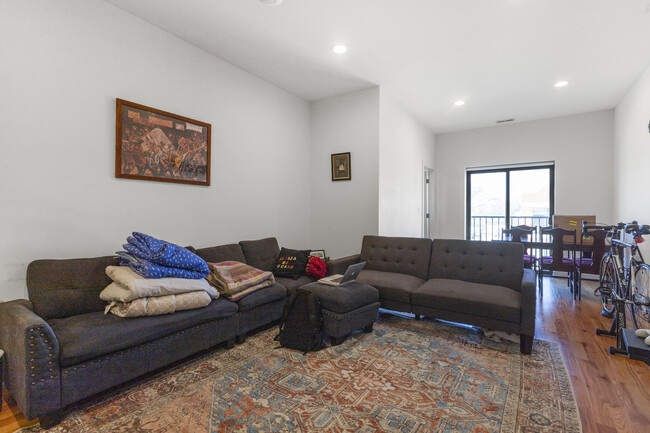 1636 N Western Ave, Unit 2