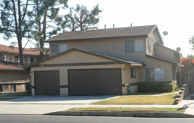 430 W Center St in Covina, CA - Foto de edificio - Building Photo