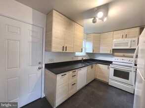 462 Long Towne Ct in Glen Burnie, MD - Building Photo - Building Photo