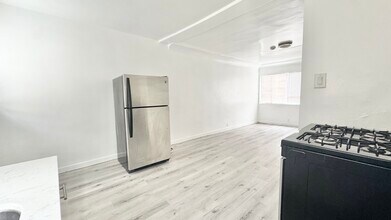 517 1/2 W 42nd Pl in Los Angeles, CA - Building Photo - Building Photo