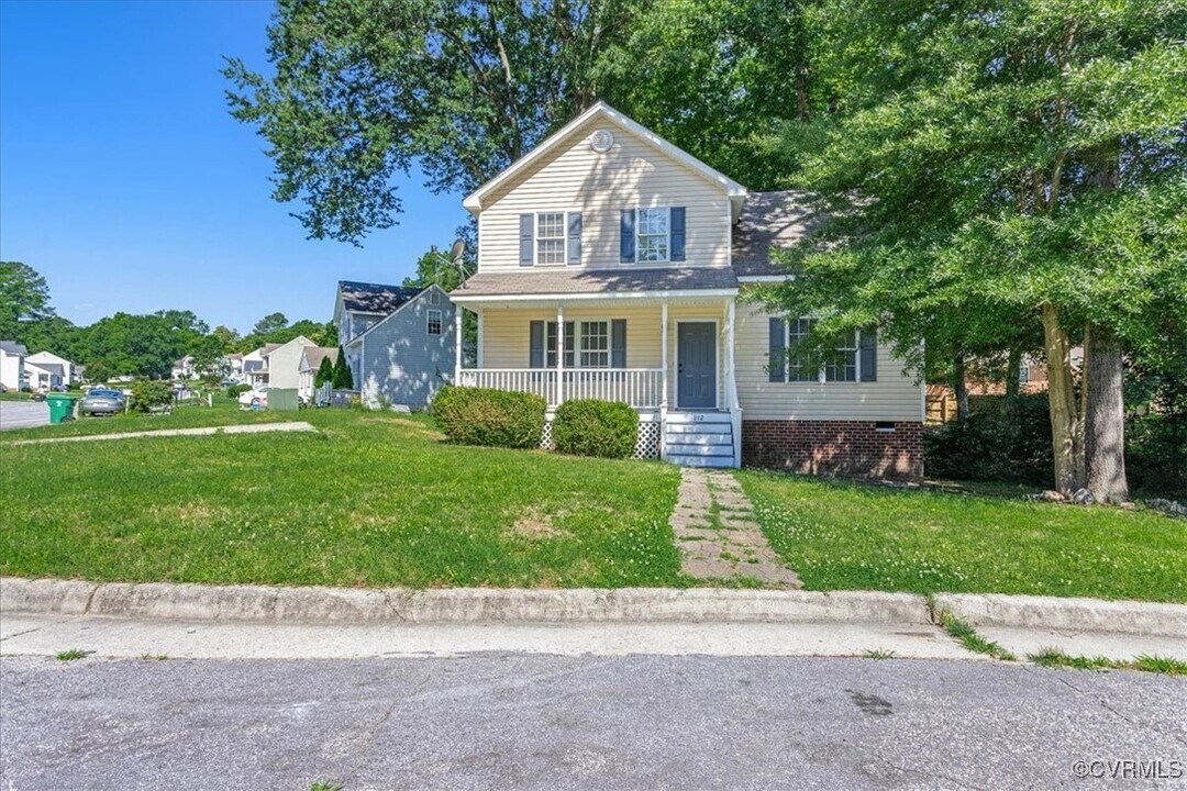 112 E Highland Ct in Colonial Heights, VA - Building Photo