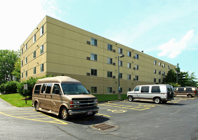 Pine Tree Vistas in Parma, OH - Building Photo - Building Photo