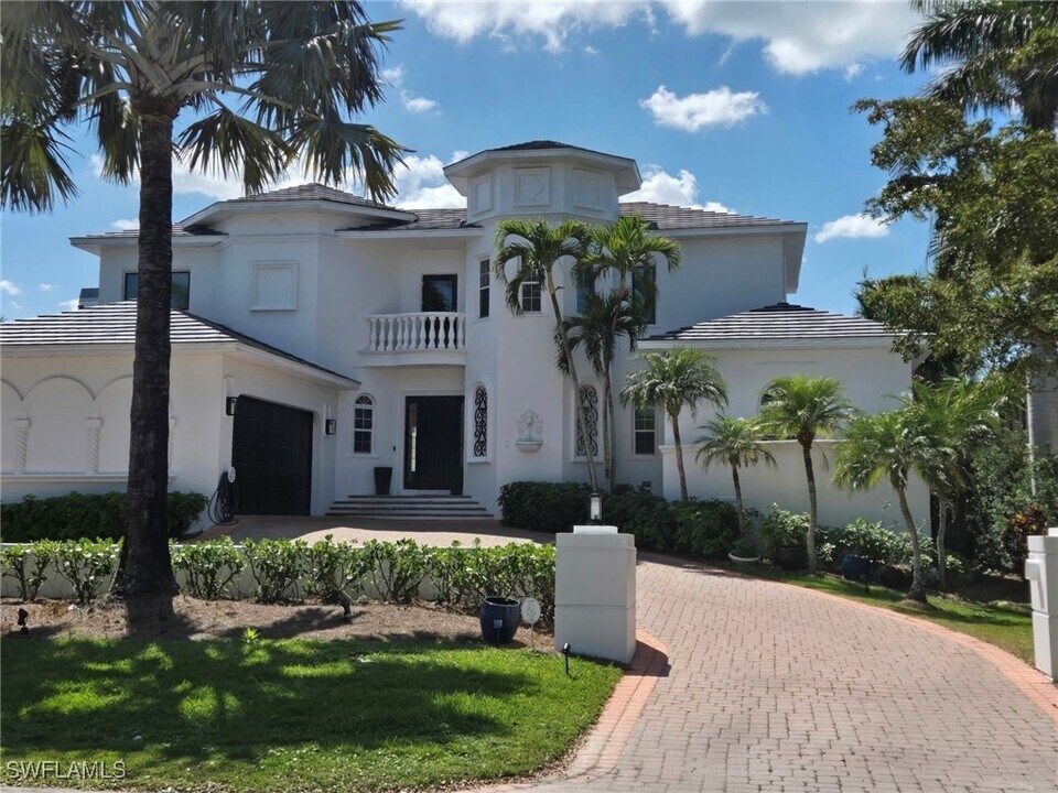 656 16th Ave S in Naples, FL - Building Photo