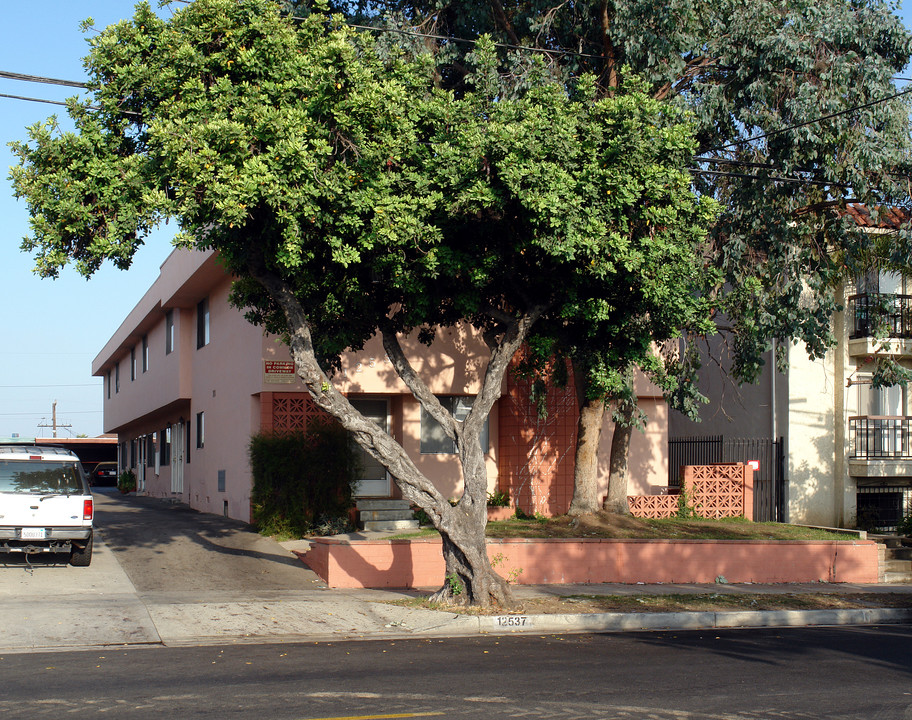 12537 Ramona Ave in Hawthorne, CA - Building Photo