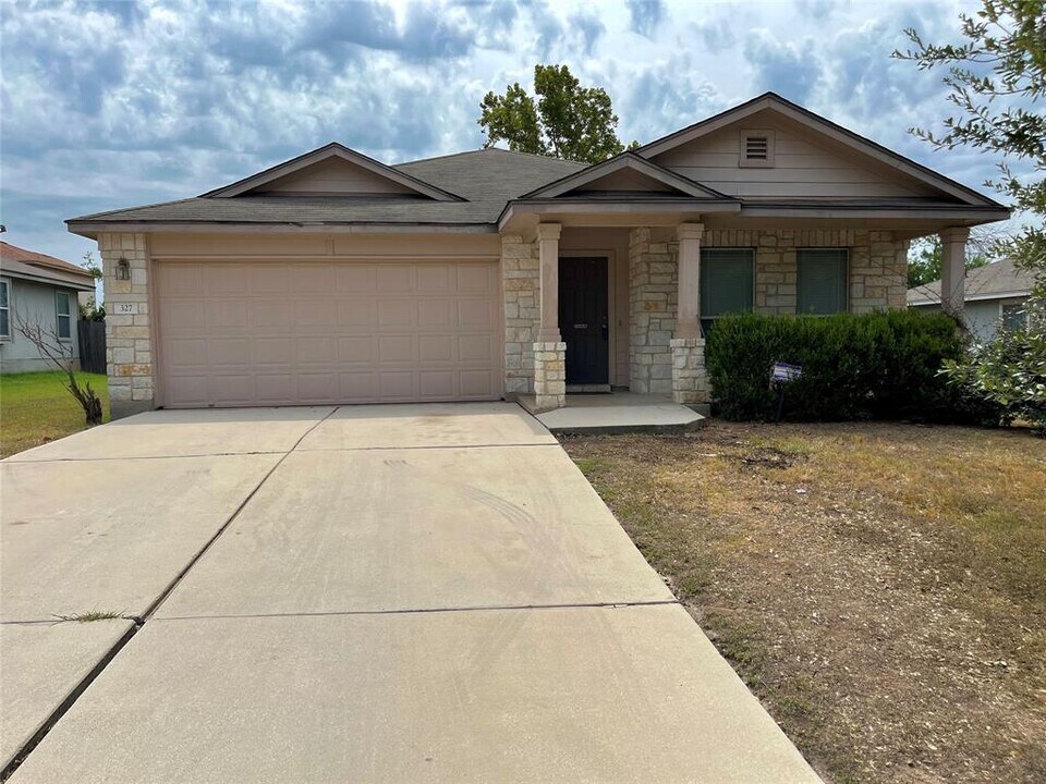 327 Paddington Dr in Kyle, TX - Building Photo