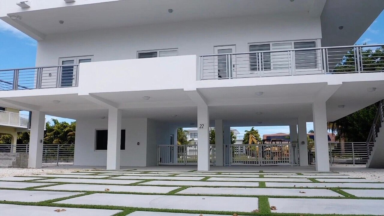 229 W Seaview Cir in Marathon, FL - Building Photo