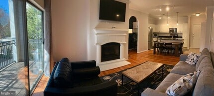 12937 Centre Park Cir, Unit 203 in Herndon, VA - Building Photo - Building Photo