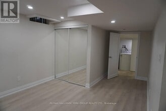 259 Glenway Cir in Newmarket, ON - Building Photo - Building Photo