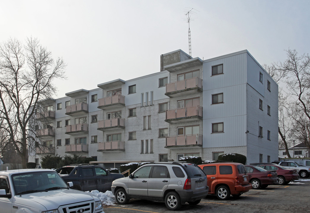 Villa Franca in Oshawa, ON - Building Photo