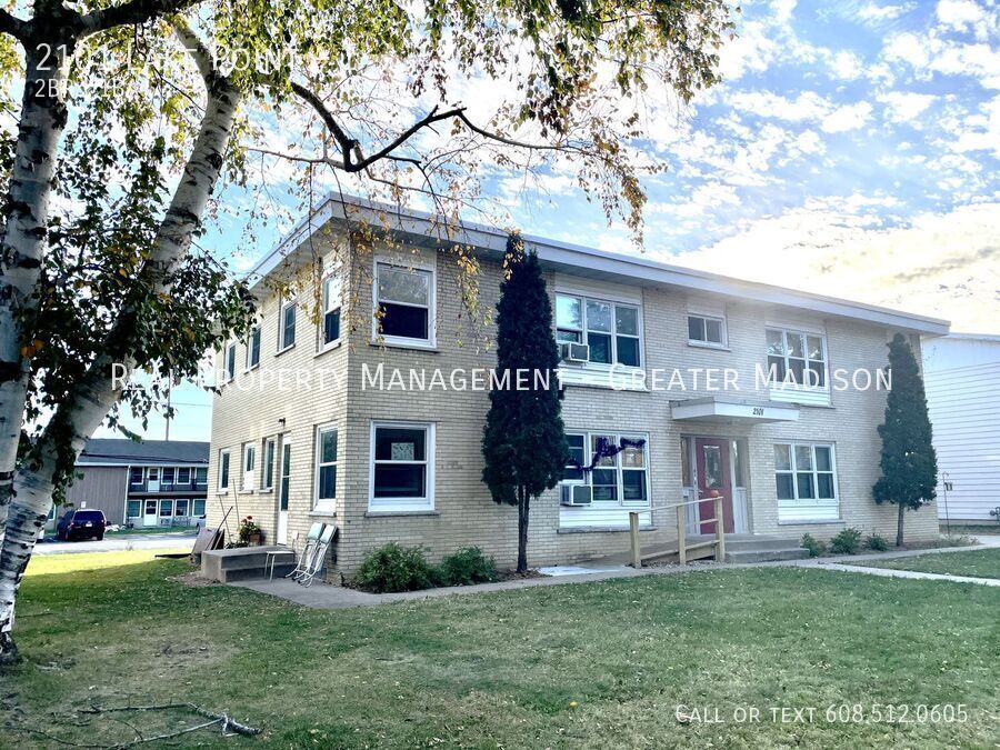 2101 Lake Point Dr in Madison, WI - Building Photo