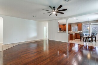 705 Hightrail in Schertz, TX - Foto de edificio - Building Photo