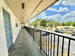 8051 S Colony Cir in Tamarac, FL - Building Photo - Building Photo