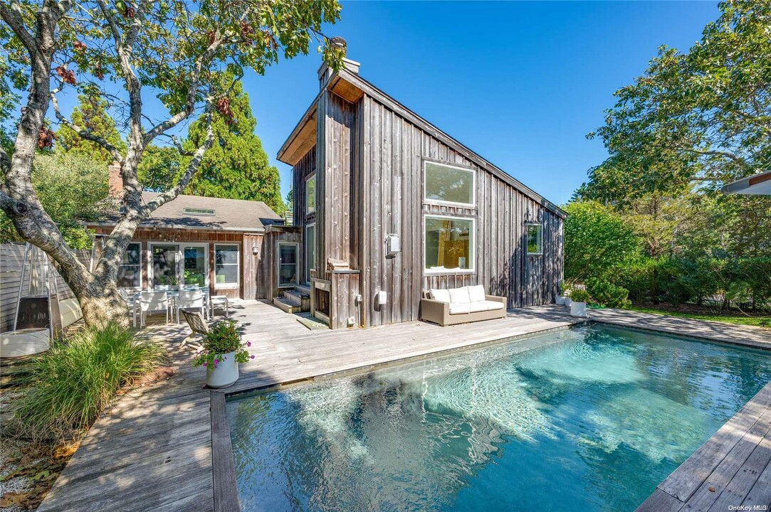 33 Bayberry Ln in Amagansett, NY - Building Photo