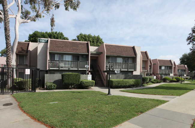 Corona Park Apartments in Corona, CA - Building Photo - Building Photo