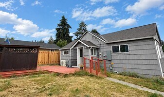 3012 Hollywood Ave NE in Bremerton, WA - Building Photo