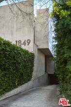 1849 Fox Hills Dr in Los Angeles, CA - Foto de edificio - Building Photo
