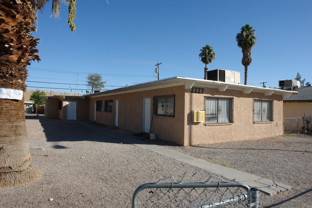 2227 Stewart Ave in Las Vegas, NV - Foto de edificio