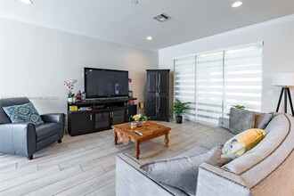 4401 Large Leaf Ln in Hollywood, FL - Building Photo - Building Photo
