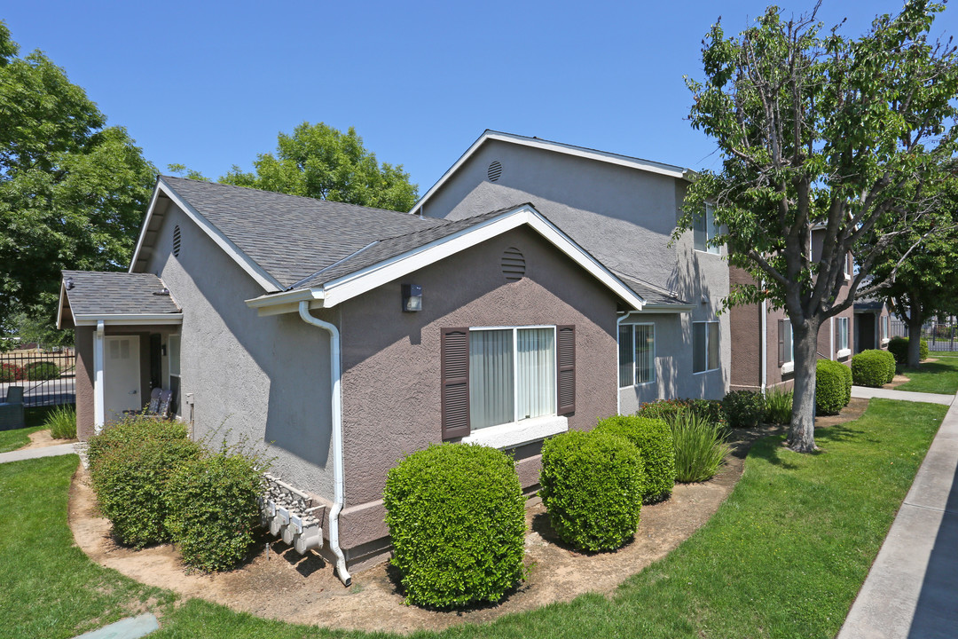 Lakewood Terrace Apartments in Madera, CA - Building Photo