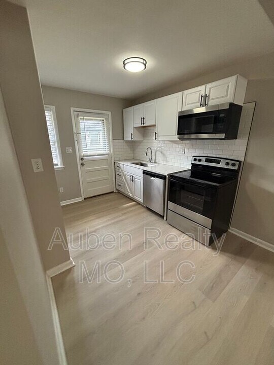 3143 Puckett Rd in Kansas City, KS - Building Photo