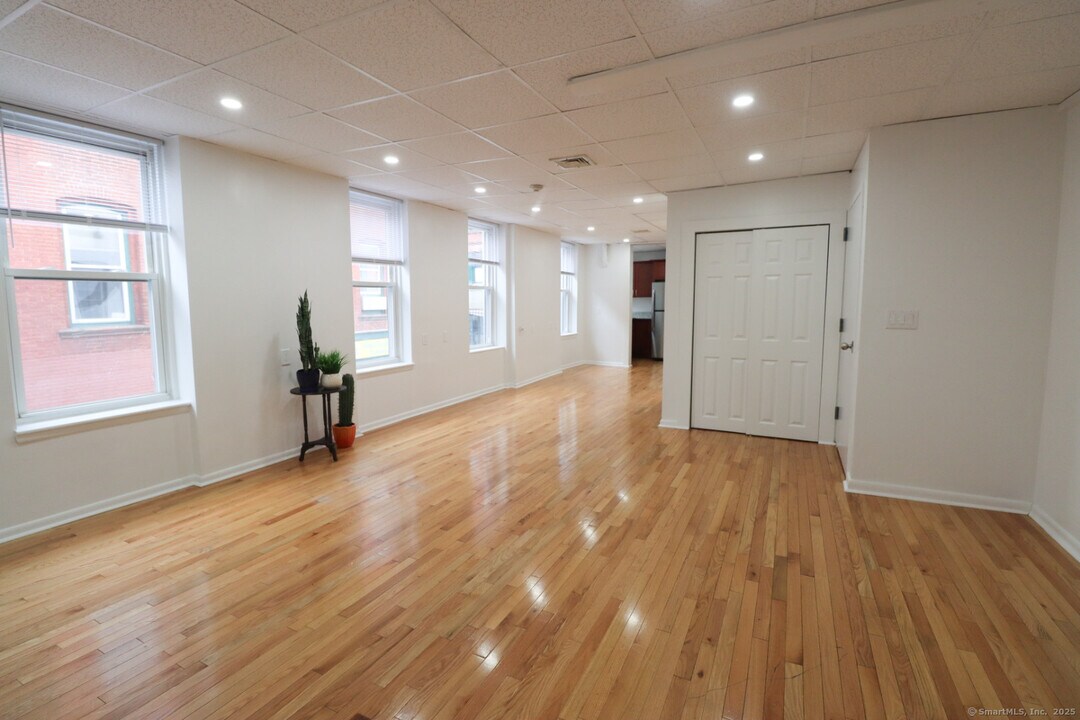 140 State St in New London, CT - Building Photo