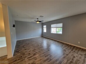 10537 Seasonable Dr in Las Vegas, NV - Building Photo - Building Photo